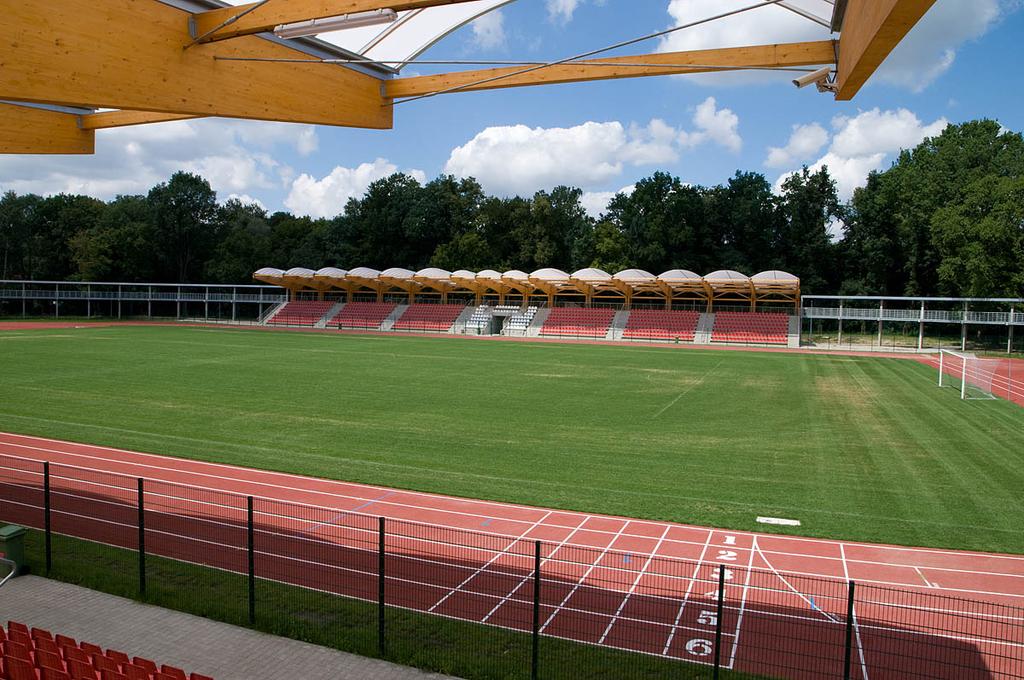 Widok na trybuny Stadionu Miejskiego w Brzegu (rok 2012)